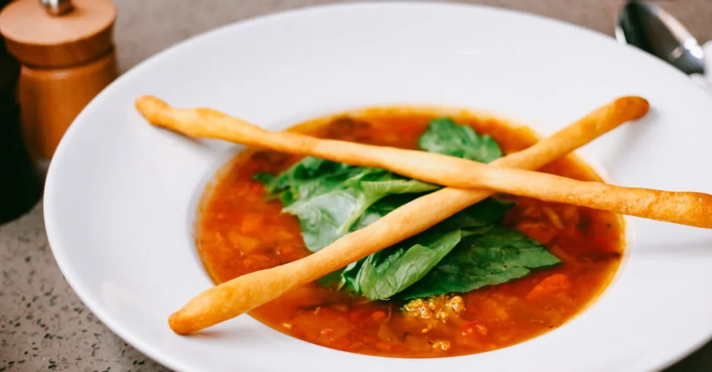 découvrez la recette traditionnelle du minestrone, une soupe italienne riche en légumes, parfaite pour un repas sain et réconfortant.