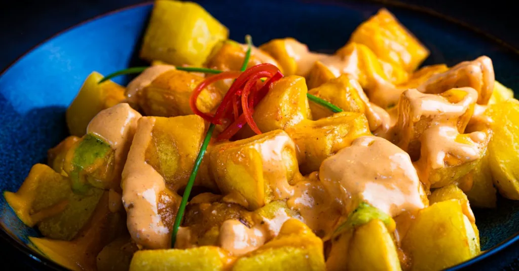 découvrez la recette traditionnelle de l'aïoli, la sauce provençale à base d'ail et d'huile d'olive, parfaite pour accompagner vos plats méditerranéens.