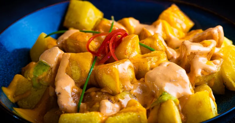 découvrez la recette traditionnelle de l'aïoli, la sauce provençale à base d'ail et d'huile d'olive, parfaite pour accompagner vos plats méditerranéens.