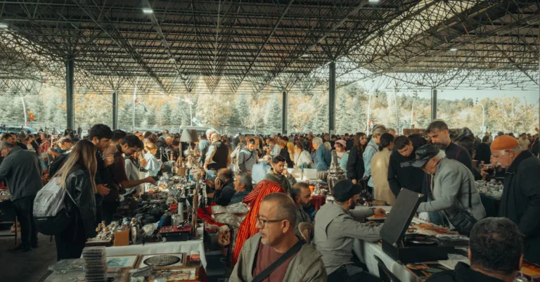 découvrez les marchés aux puces : un lieu idéal pour chiner des objets uniques, des vêtements vintage et des trésors cachés à petits prix.