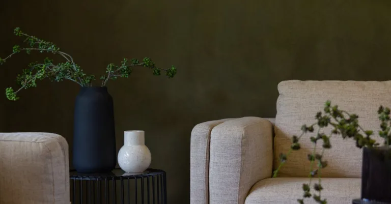 découvrez quelles couleurs choisir pour agrandir visuellement un salon sombre et créer un espace lumineux et accueillant.