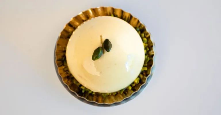 découvrez notre délicieuse crème à la pistache, onctueuse et gourmande, parfaite pour sublimer vos desserts et plaisirs sucrés.