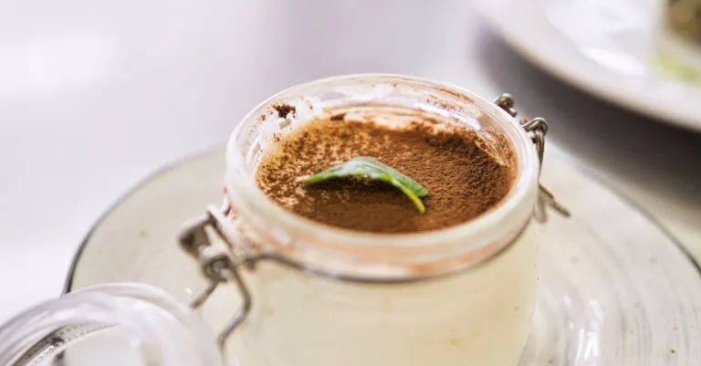 découvrez la recette facile et rapide de la crème anglaise au thermomix, pour une texture onctueuse et un goût délicieux à savourer avec vos desserts préférés.