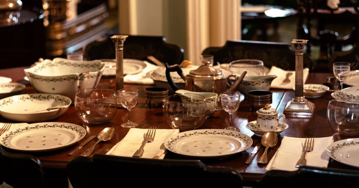 découvrez une mise en place de table élégante et dépareillée, alliant style et originalité pour une présentation unique et raffinée.