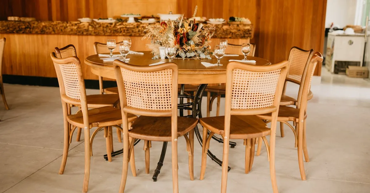 découvrez une table élégante avec un service dépareillé alliant charme et originalité pour une décoration unique et raffinée.