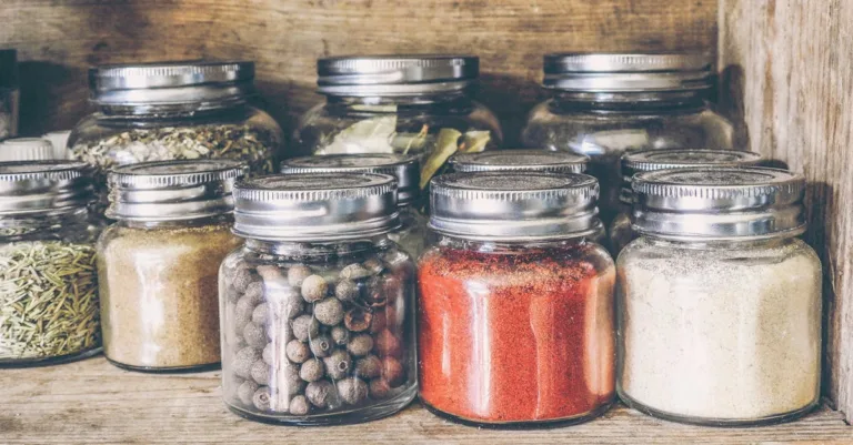 découvrez les épices essentielles qui subliment vos plats avec des saveurs authentiques et incontournables en cuisine.