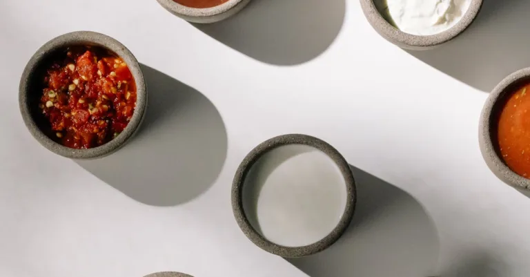 découvrez notre recette facile et savoureuse de gravlax accompagné d'une sauce délicate, parfaite pour sublimer ce plat nordique traditionnel.