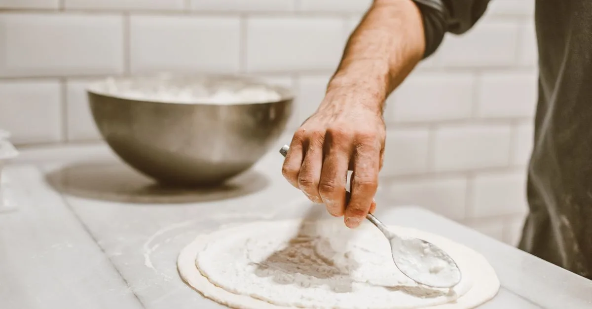 découvrez les ingrédients essentiels pour préparer une pizza délicieuse et authentique, des bases classiques aux garnitures savoureuses.