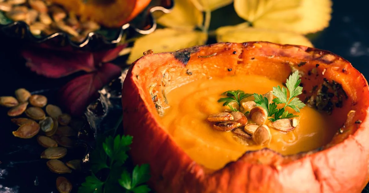 découvrez une recette savoureuse et facile de soupe à la citrouille, parfaite pour réchauffer vos soirées d'automne.