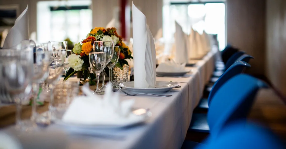 découvrez comment choisir la bonne taille de nappe pour vos tables afin d'assurer un ajustement parfait et un look élégant lors de vos repas.