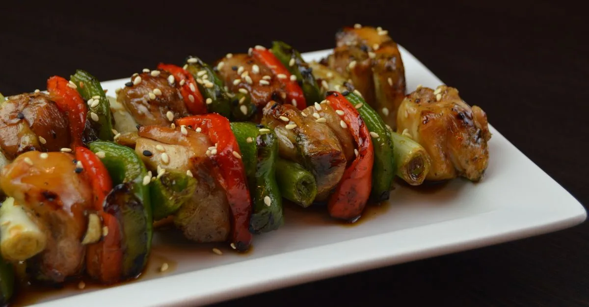 découvrez notre recette savoureuse de yakitori avec une sauce délicieuse, parfaite pour un repas japonais authentique et convivial.