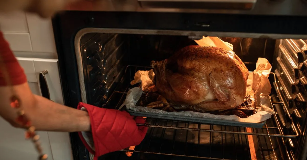 découvrez le temps de cuisson d’un rôti de dinde selon son poids en kilogrammes, avec des conseils pour obtenir une viande tendre et bien cuite.