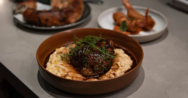 découvrez combien de temps cuire un jarret d’agneau au four, à la mijoteuse ou en cocotte-minute pour obtenir une viande tendre et savoureuse.