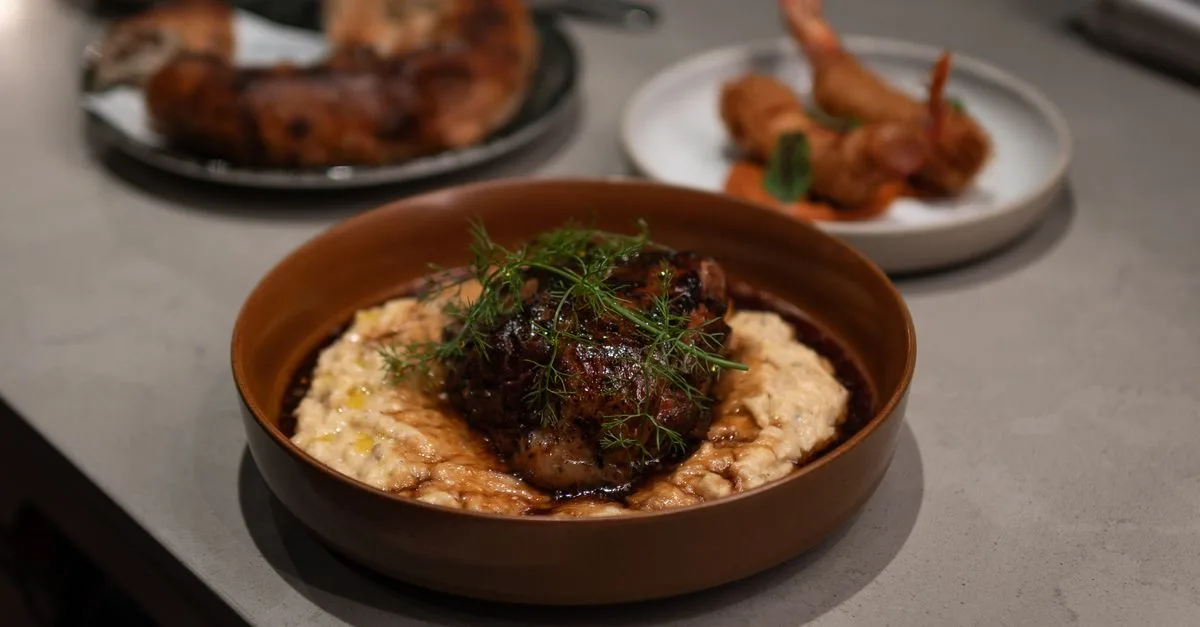 découvrez combien de temps cuire un jarret d’agneau au four, à la mijoteuse ou en cocotte-minute pour obtenir une viande tendre et savoureuse.