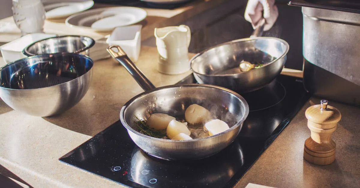 découvrez comment poêler des noix de saint-jacques surgelées pour obtenir une cuisson dorée, tendre et savoureuse, sans les décongeler au préalable.