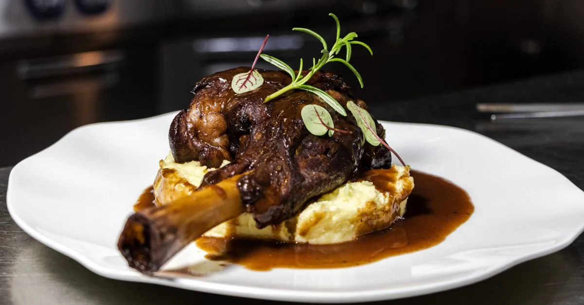 découvrez comment préparer un jarret de bœuf fondant à l’autocuiseur, pour un plat savoureux et réconfortant prêt en un temps record.