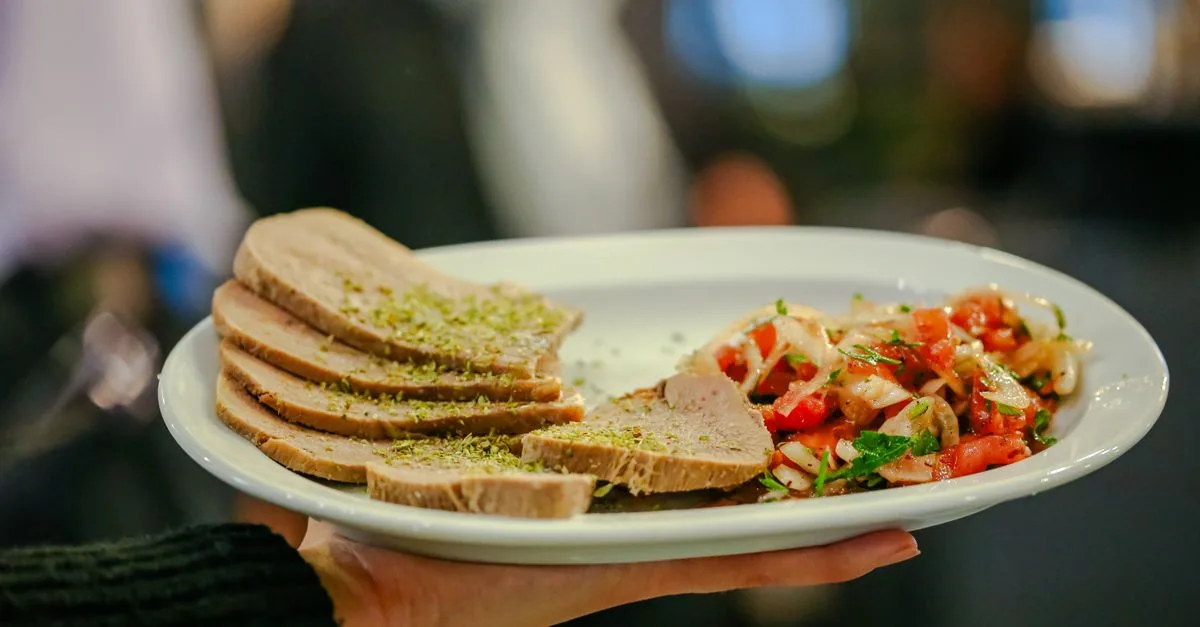 découvrez le temps de cuisson de la langue de veau à l’autocuiseur et nos conseils pour obtenir une viande tendre et savoureuse.