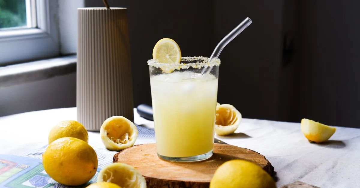 découvrez une limonade maison sans sucre, fraîche et acidulée, idéale pour vous désaltérer tout l’été.