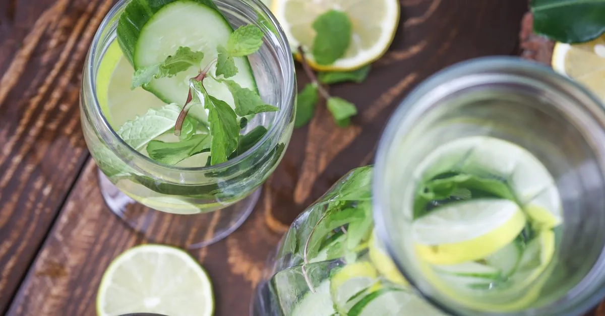 préparez une délicieuse limonade maison sans sucre, fraîche et désaltérante, avec des ingrédients simples et naturels.