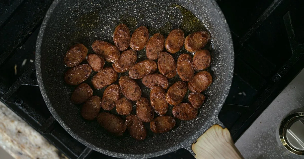 découvrez à quelle température cuire une saucisse de toulouse au four, combien de temps la laisser et comment obtenir une cuisson savoureuse et régulière.