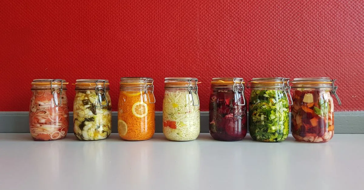 découvrez combien de temps fermenter le kéfir d’eau, comment la température influence le processus et quand votre boisson est prête à déguster.
