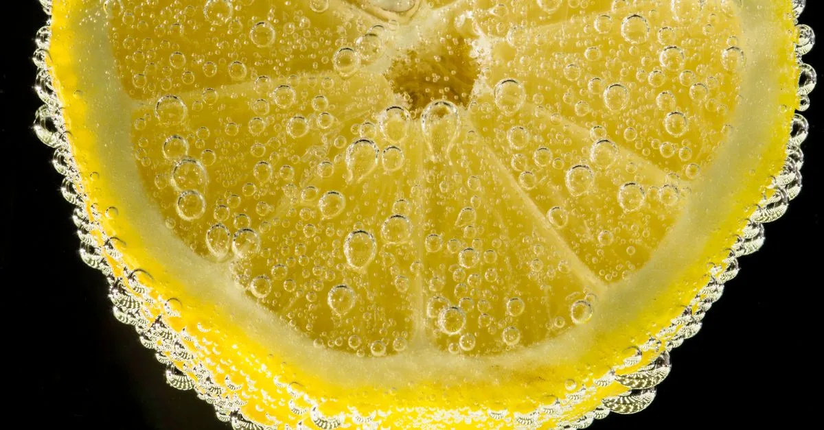 découvrez comment aromatiser le kéfir d’eau avec des fruits, des herbes et des épices pour créer des boissons pétillantes, savoureuses et personnalisées.